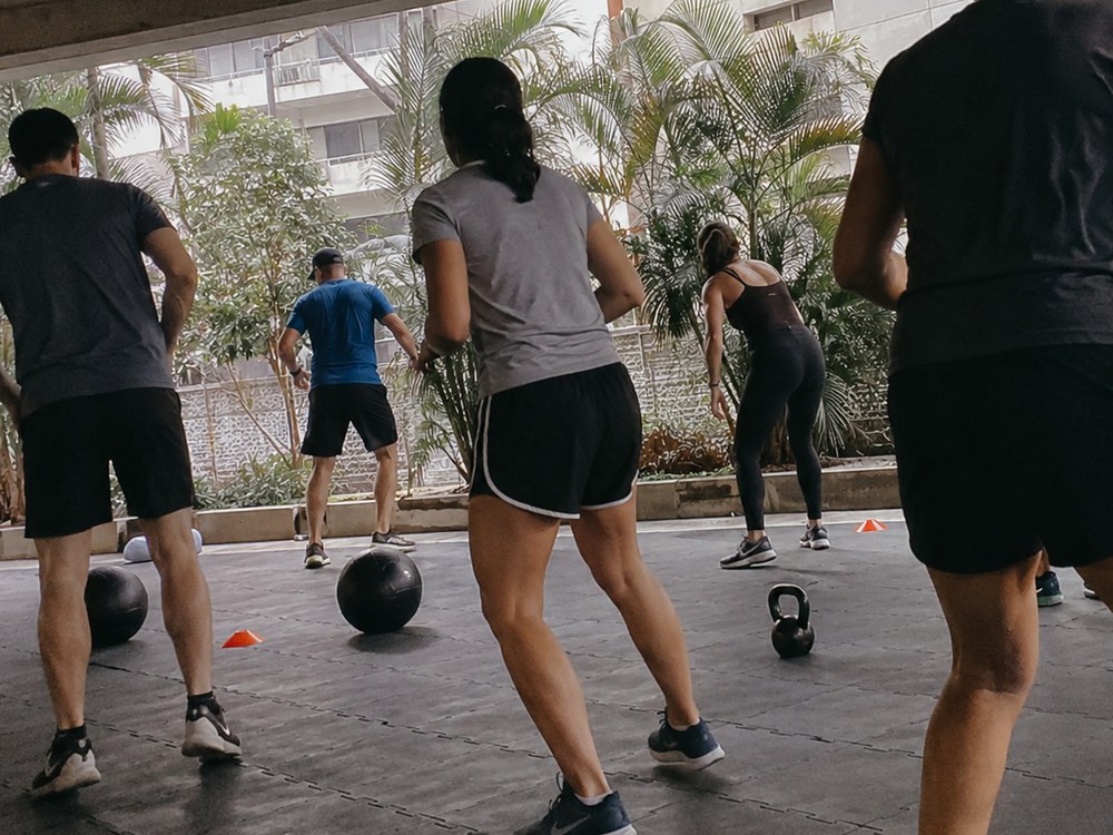 Una clase de entrenamiento funcional al aire libre.